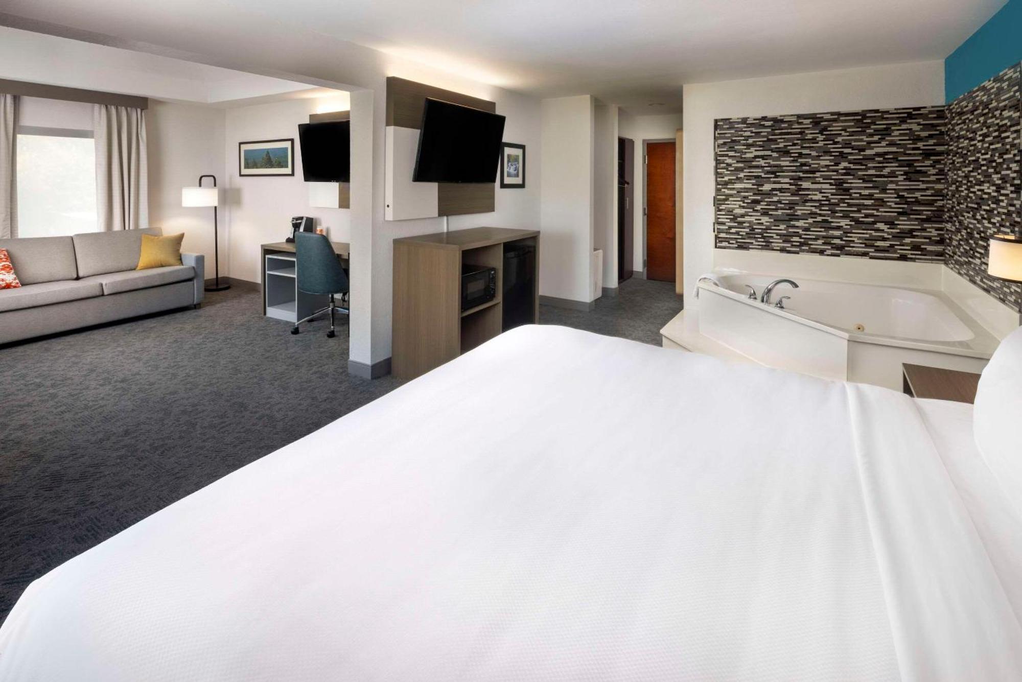Comfort Inn & Suites Dahlonega University Area Exteriör bild